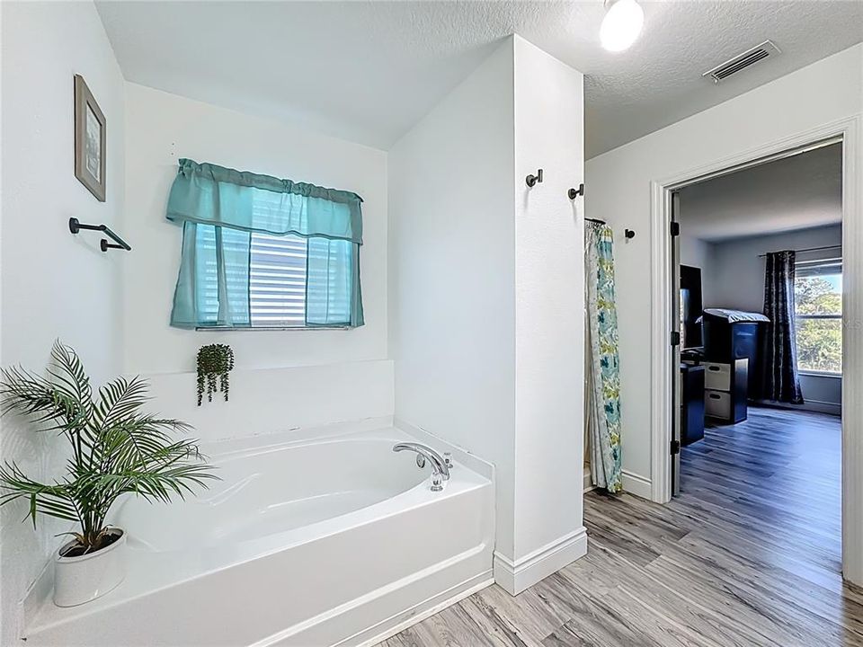 For Sale: $600,000 (6 beds, 4 baths, 3514 Square Feet)