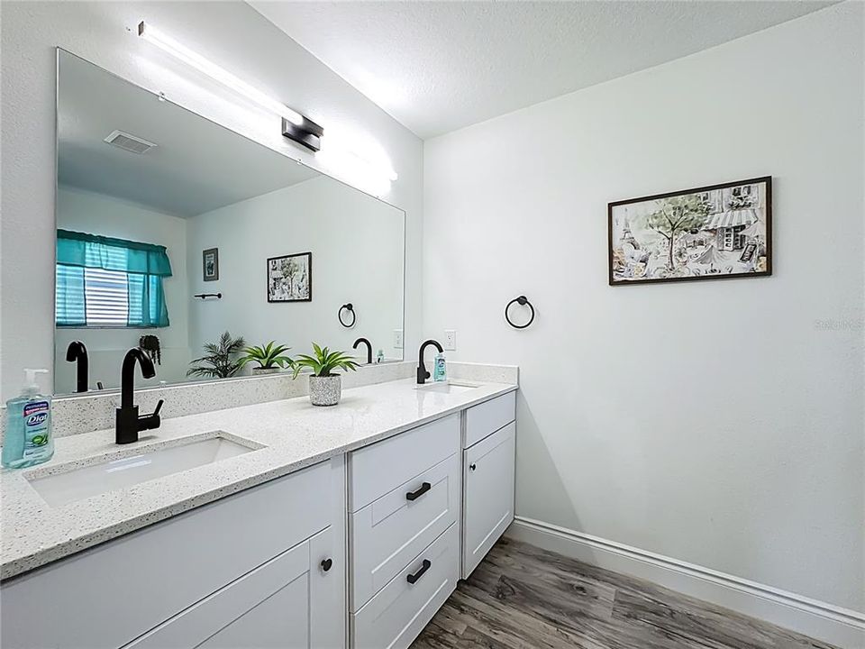 For Sale: $600,000 (6 beds, 4 baths, 3514 Square Feet)