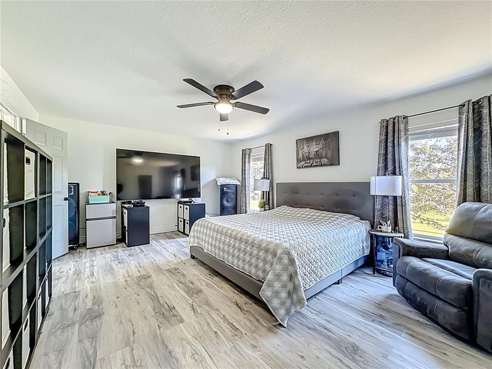 For Sale: $600,000 (6 beds, 4 baths, 3514 Square Feet)