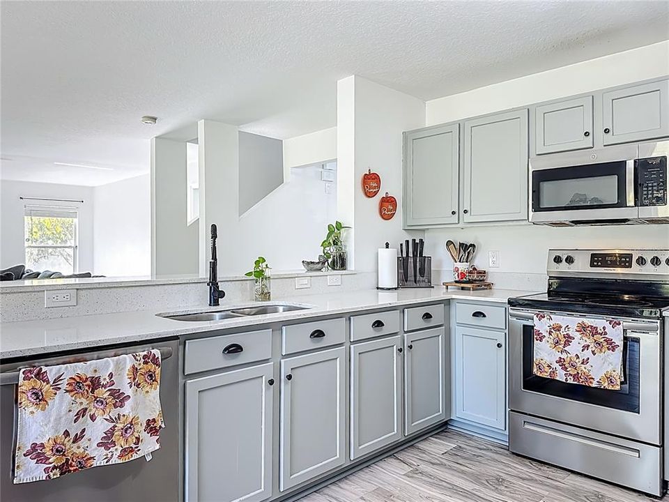 For Sale: $600,000 (6 beds, 4 baths, 3514 Square Feet)