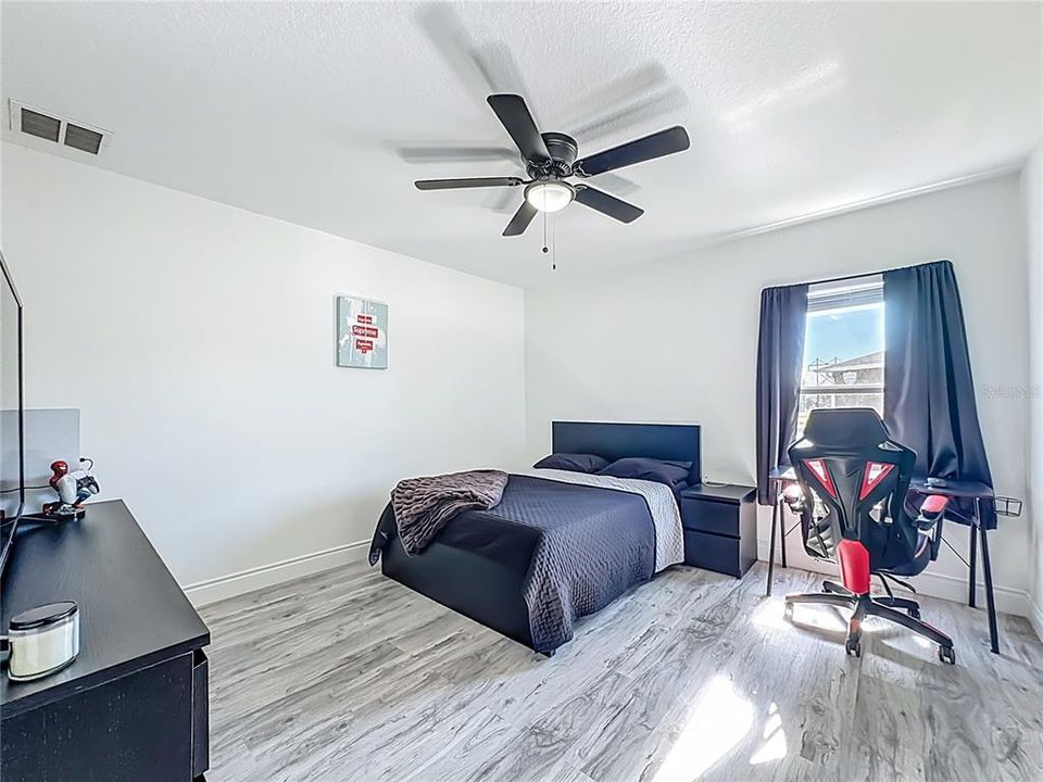 For Sale: $600,000 (6 beds, 4 baths, 3514 Square Feet)