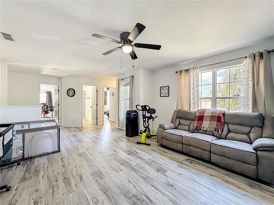 For Sale: $600,000 (6 beds, 4 baths, 3514 Square Feet)