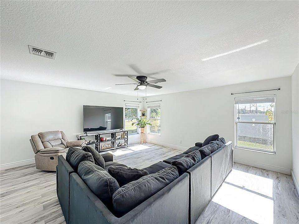 For Sale: $600,000 (6 beds, 4 baths, 3514 Square Feet)