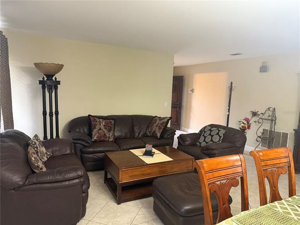 En Renta: $2,650 (4 camas, 2 baños, 1929 Pies cuadrados)