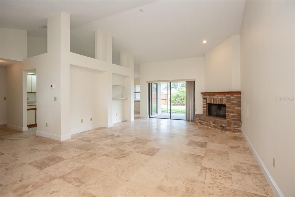 合同活跃: $2,395 (3 贝兹, 2 浴室, 1788 平方英尺)