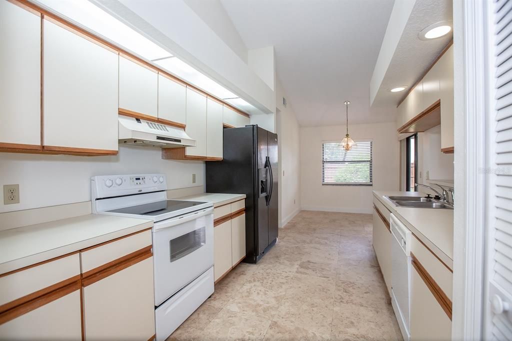 合同活跃: $2,395 (3 贝兹, 2 浴室, 1788 平方英尺)