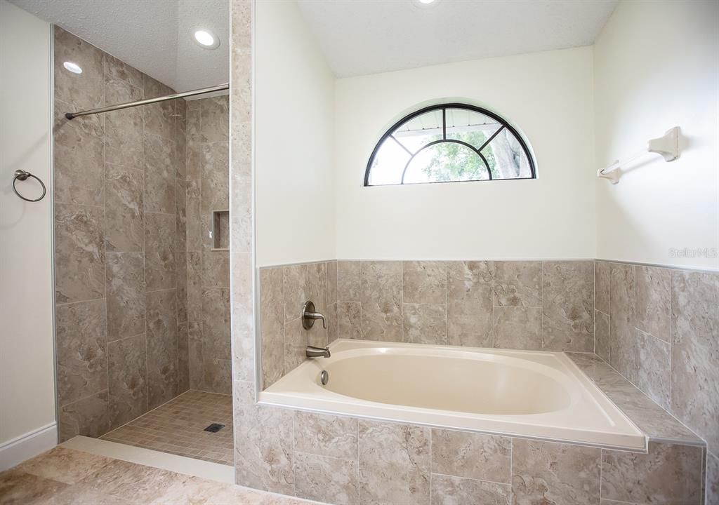 合同活跃: $2,395 (3 贝兹, 2 浴室, 1788 平方英尺)