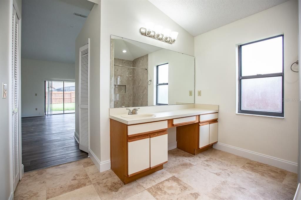 合同活跃: $2,395 (3 贝兹, 2 浴室, 1788 平方英尺)