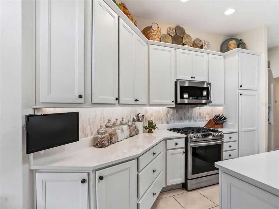 For Sale: $1,300,000 (3 beds, 2 baths, 2403 Square Feet)