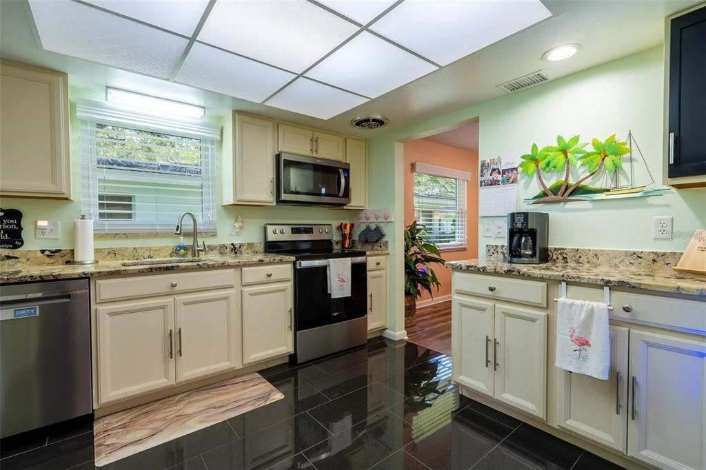 For Sale: $184,900 (2 beds, 2 baths, 1355 Square Feet)