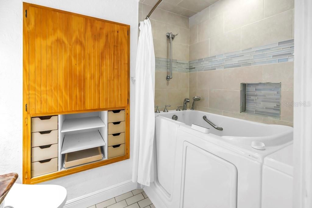 For Sale: $595,000 (2 beds, 2 baths, 1994 Square Feet)