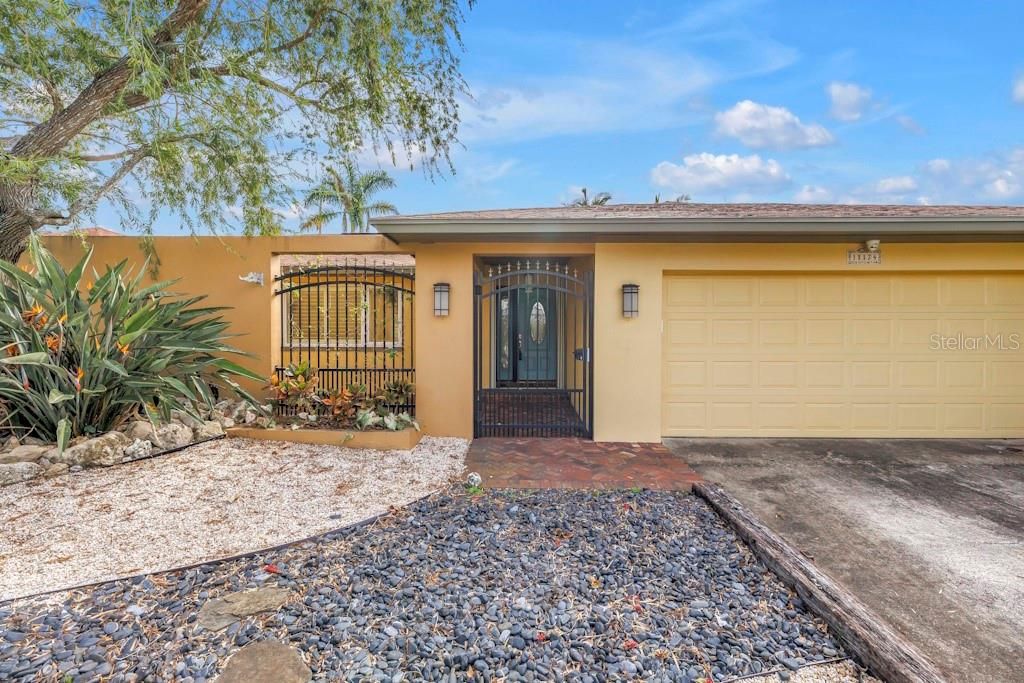 For Sale: $595,000 (2 beds, 2 baths, 1994 Square Feet)