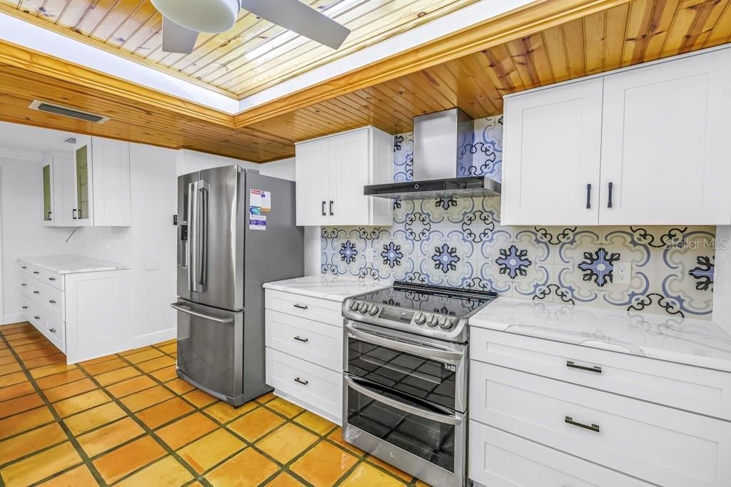 For Sale: $595,000 (2 beds, 2 baths, 1994 Square Feet)