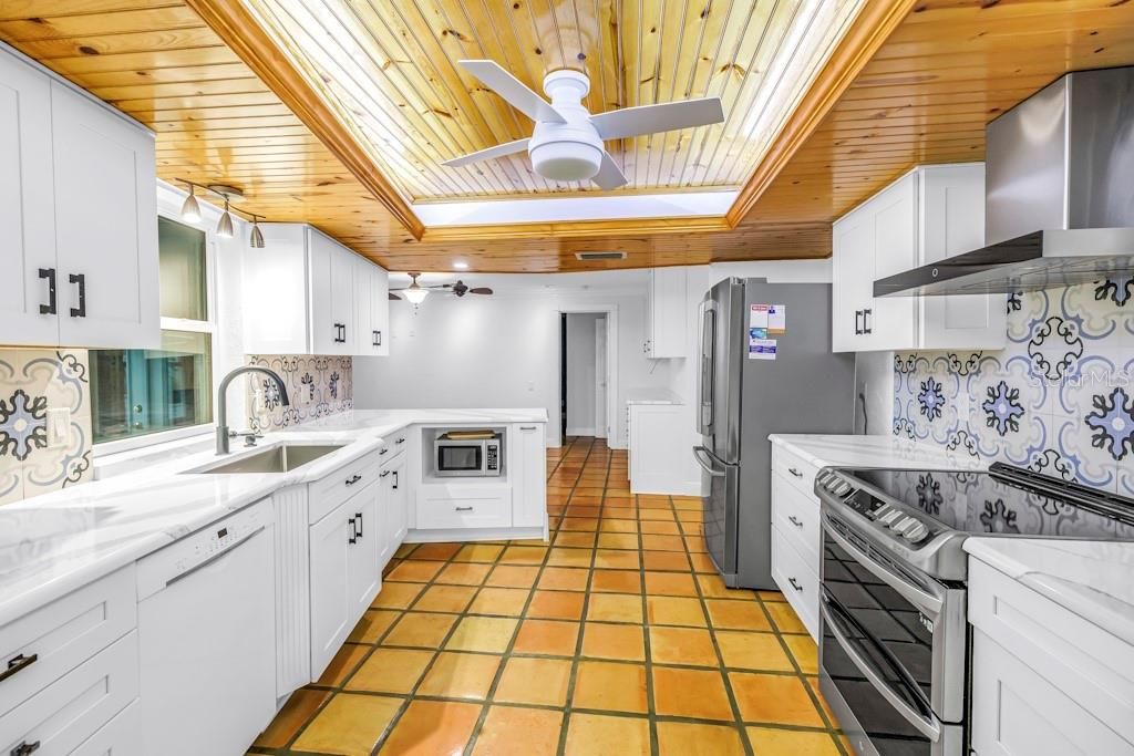 For Sale: $595,000 (2 beds, 2 baths, 1994 Square Feet)