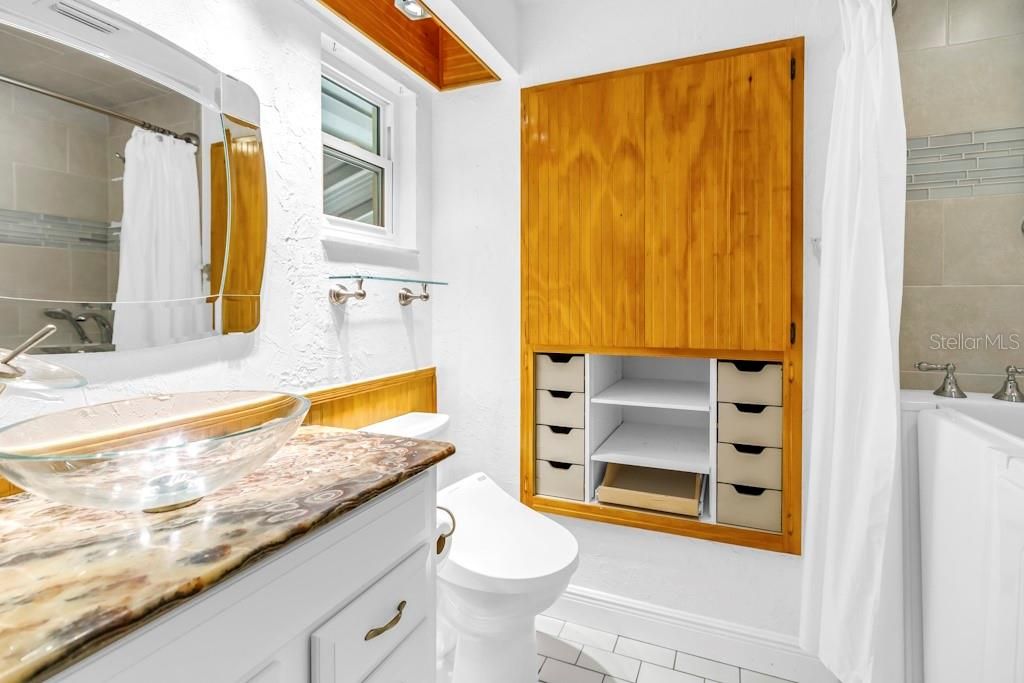 For Sale: $595,000 (2 beds, 2 baths, 1994 Square Feet)