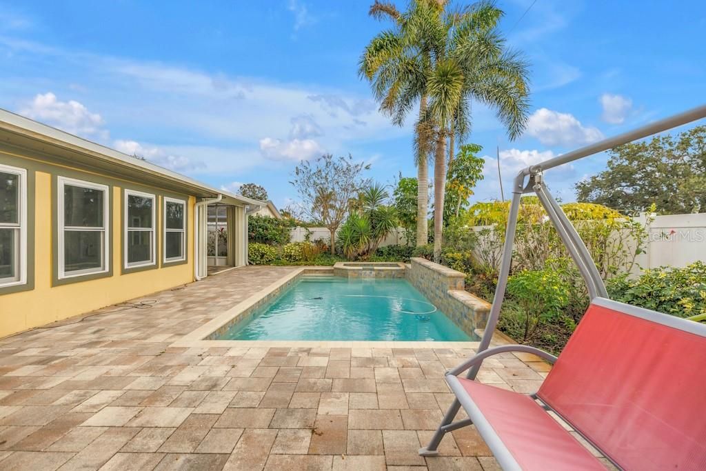 For Sale: $595,000 (2 beds, 2 baths, 1994 Square Feet)