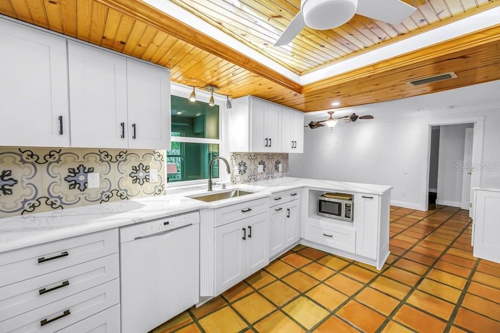 For Sale: $595,000 (2 beds, 2 baths, 1994 Square Feet)