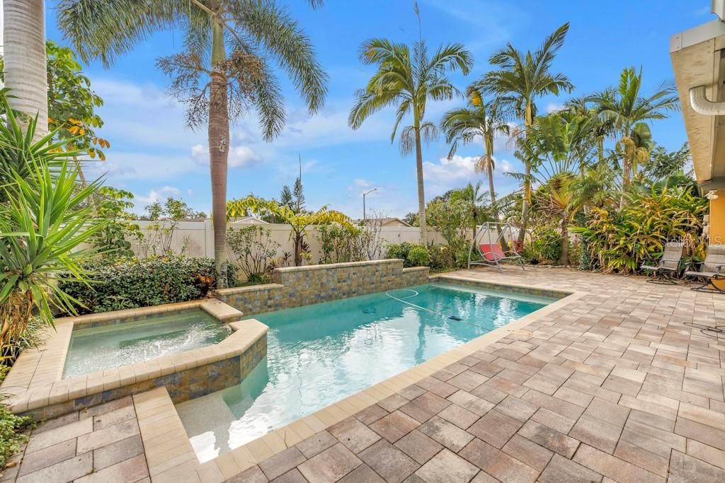 For Sale: $595,000 (2 beds, 2 baths, 1994 Square Feet)