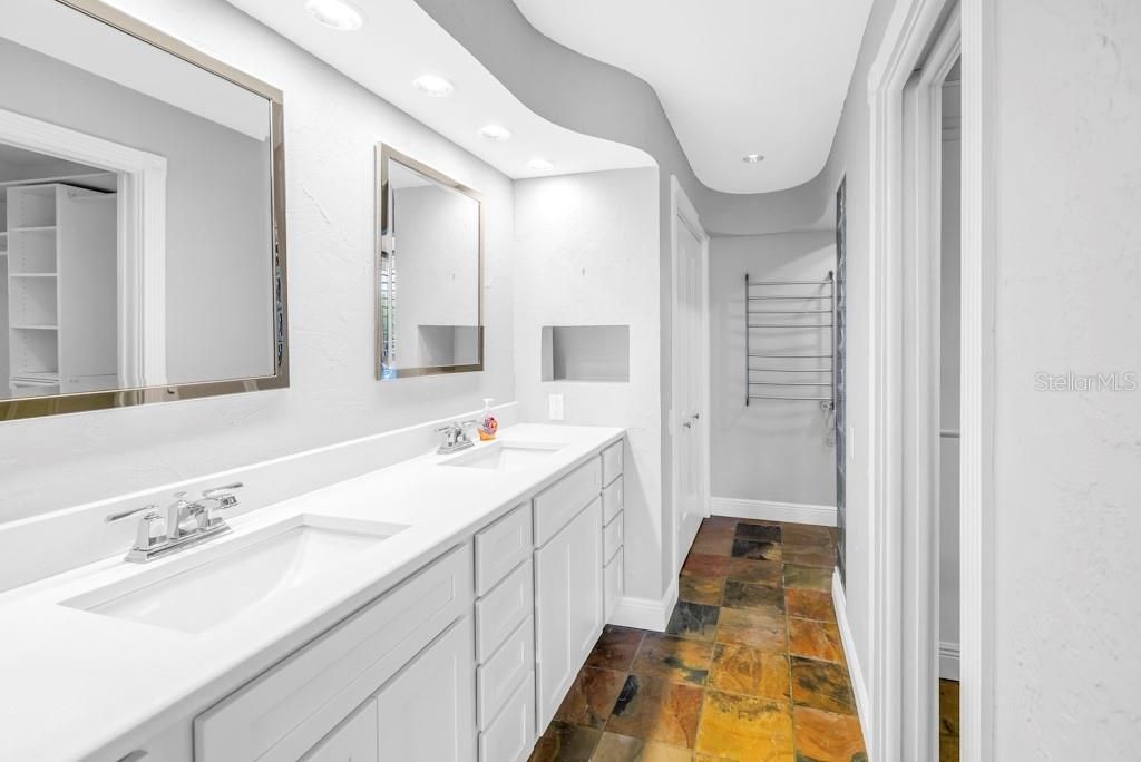 For Sale: $595,000 (2 beds, 2 baths, 1994 Square Feet)