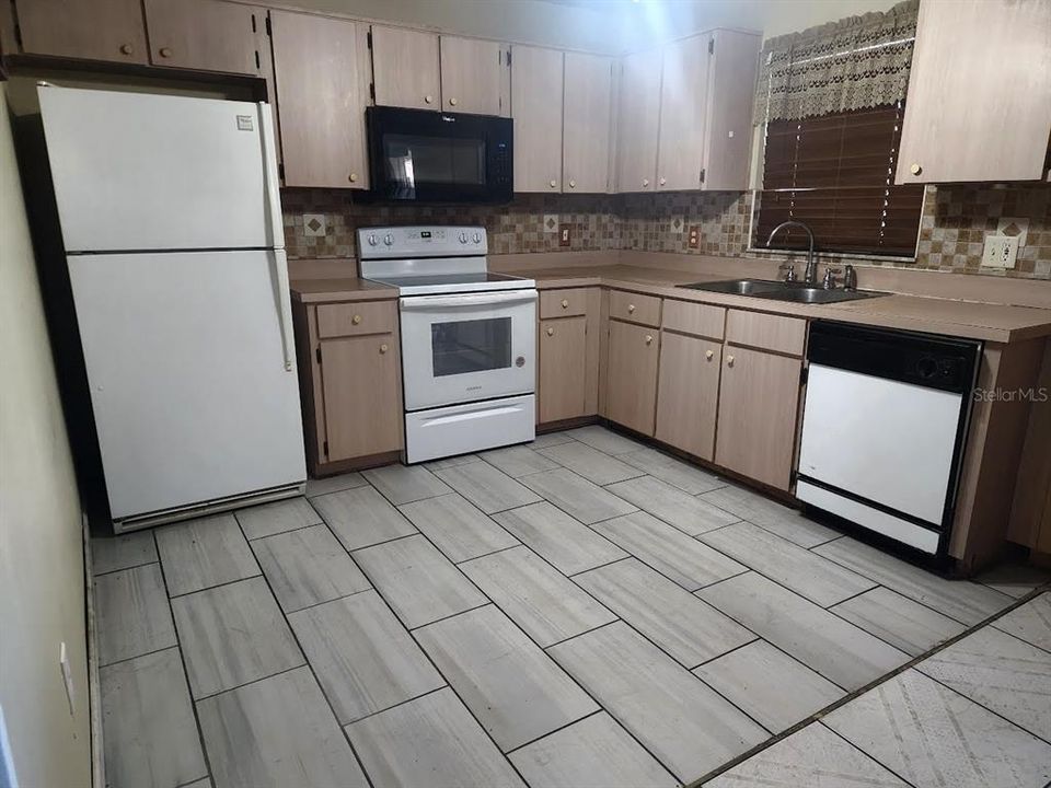 For Sale: $298,000 (3 beds, 2 baths, 1393 Square Feet)