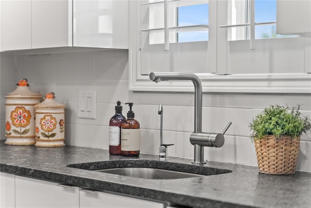 待售: $369,000 (2 贝兹, 2 浴室, 1107 平方英尺)