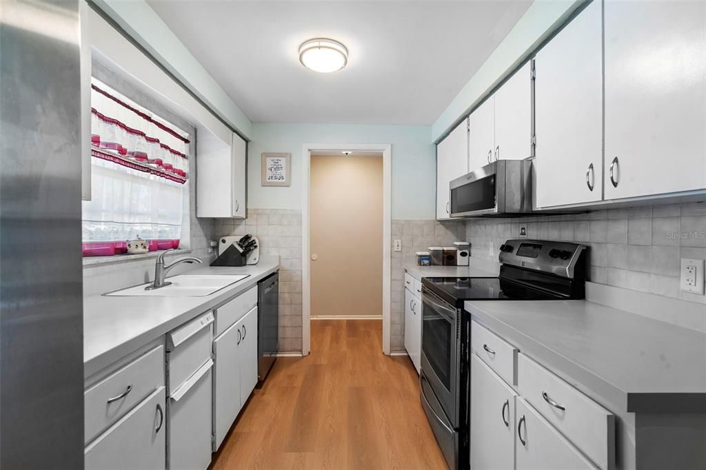 Active With Contract: $269,900 (3 beds, 2 baths, 1080 Square Feet)