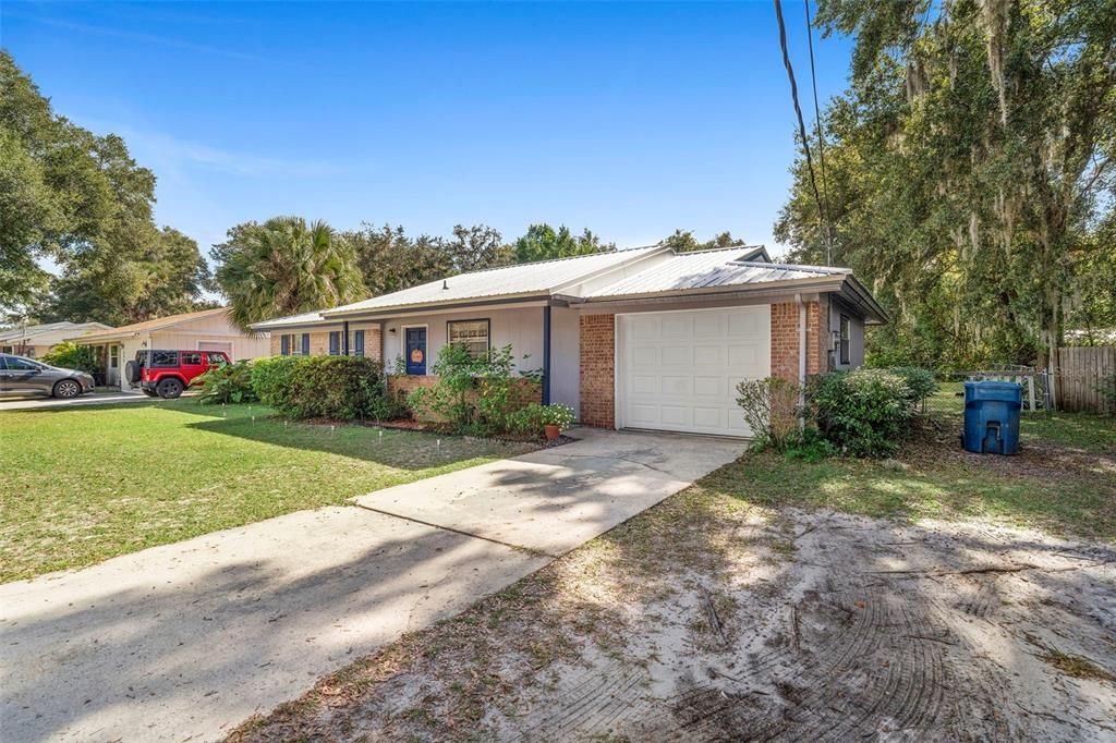 Active With Contract: $269,900 (3 beds, 2 baths, 1080 Square Feet)