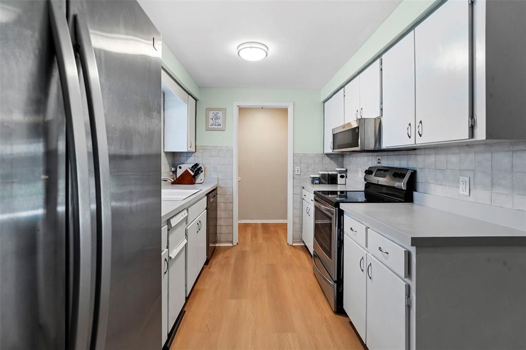 Active With Contract: $269,900 (3 beds, 2 baths, 1080 Square Feet)