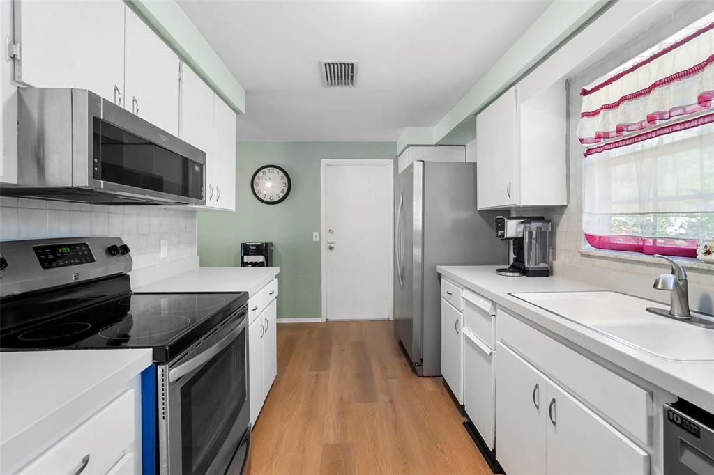 Active With Contract: $269,900 (3 beds, 2 baths, 1080 Square Feet)