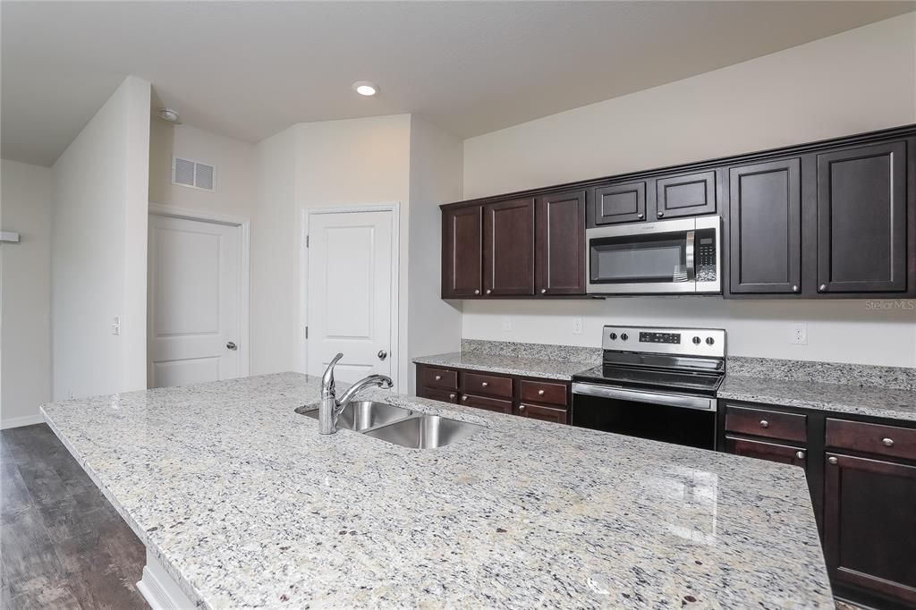 出租: $2,545 (4 贝兹, 3 浴室, 1912 平方英尺)