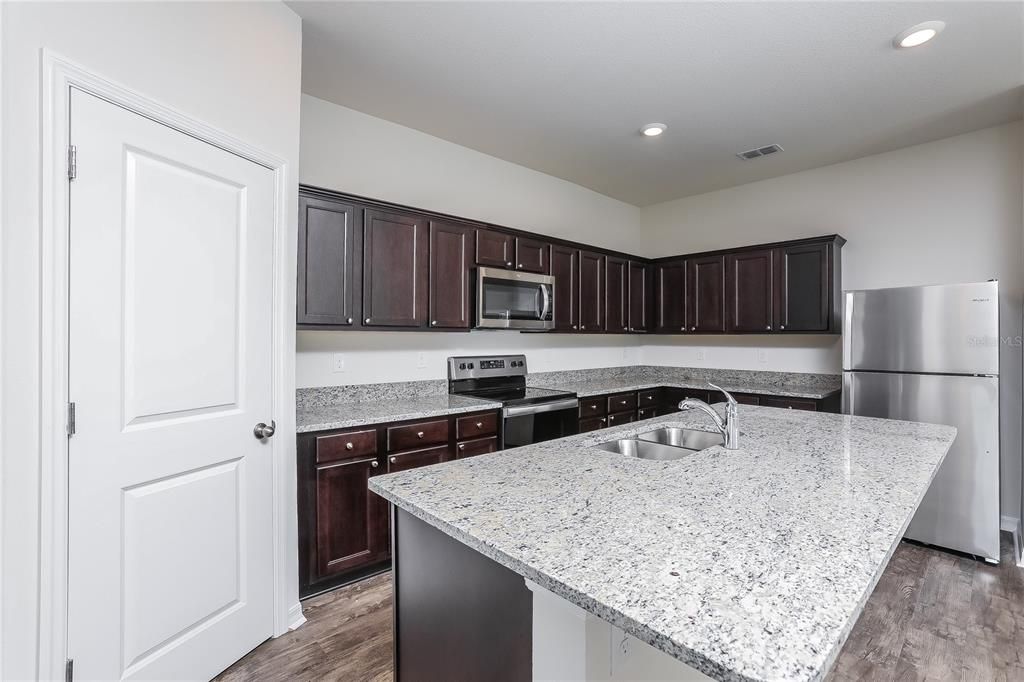 出租: $2,545 (4 贝兹, 3 浴室, 1912 平方英尺)