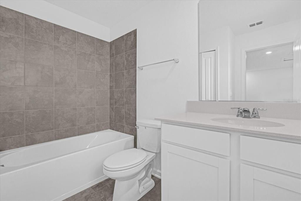 Activo con contrato: $2,950 (4 camas, 2 baños, 1992 Pies cuadrados)