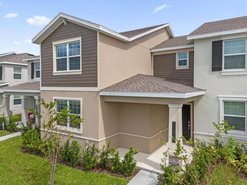 Activo con contrato: $2,950 (4 camas, 2 baños, 1992 Pies cuadrados)