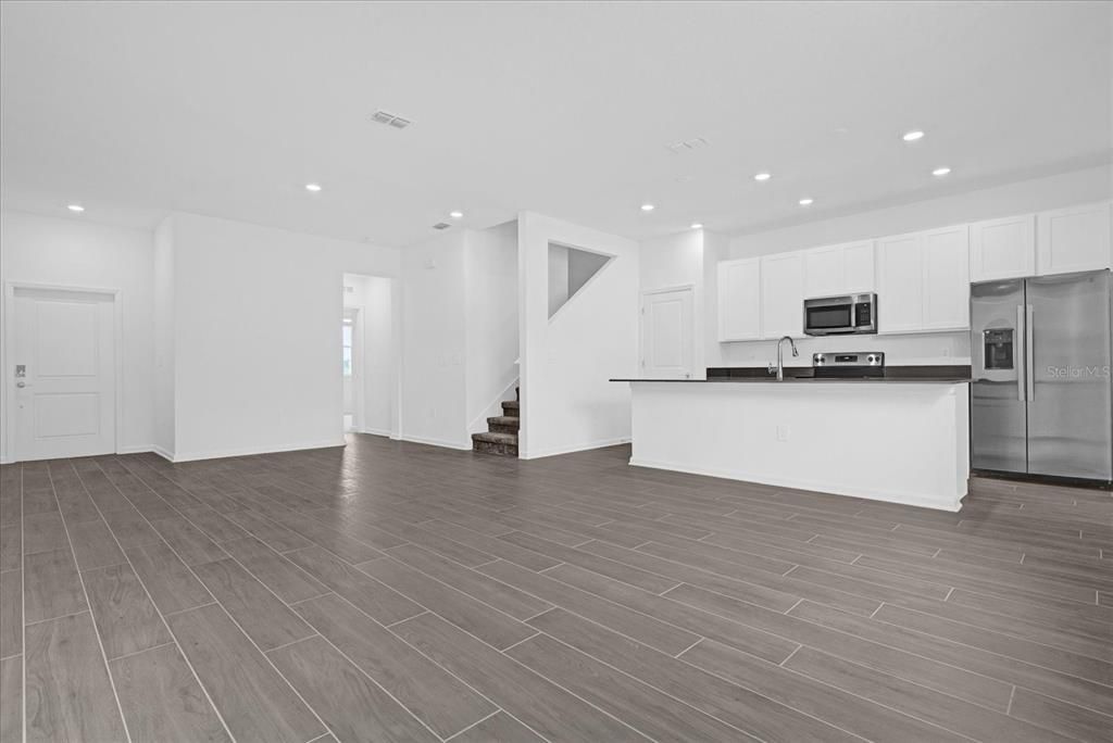 Activo con contrato: $2,950 (4 camas, 2 baños, 1992 Pies cuadrados)