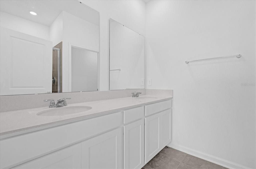 Activo con contrato: $2,950 (4 camas, 2 baños, 1992 Pies cuadrados)