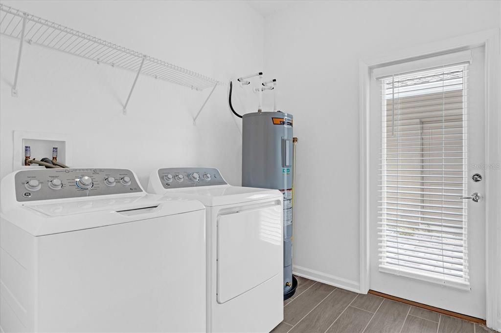 Activo con contrato: $2,950 (4 camas, 2 baños, 1992 Pies cuadrados)