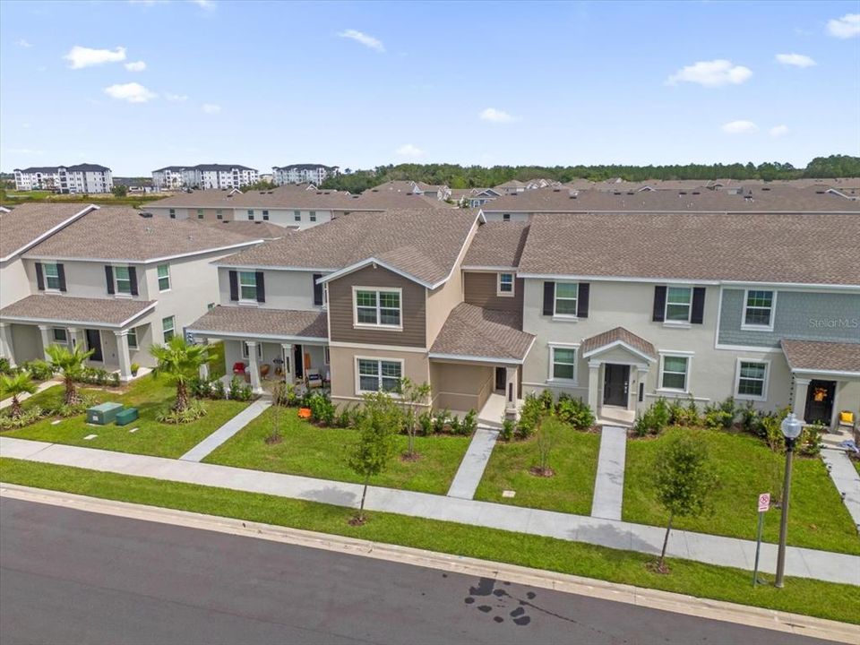 Activo con contrato: $2,950 (4 camas, 2 baños, 1992 Pies cuadrados)