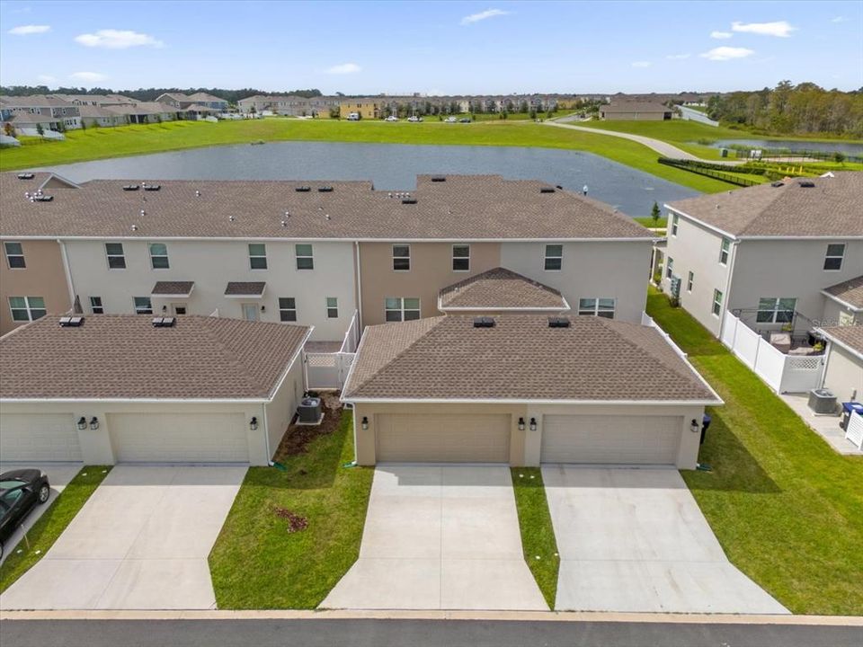 Activo con contrato: $2,950 (4 camas, 2 baños, 1992 Pies cuadrados)