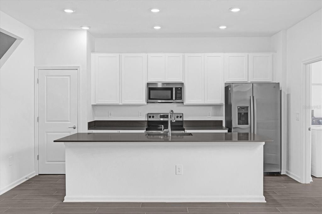 Activo con contrato: $2,950 (4 camas, 2 baños, 1992 Pies cuadrados)