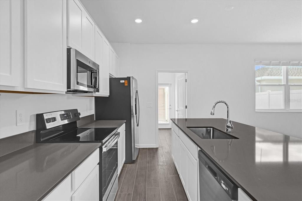 Activo con contrato: $2,950 (4 camas, 2 baños, 1992 Pies cuadrados)