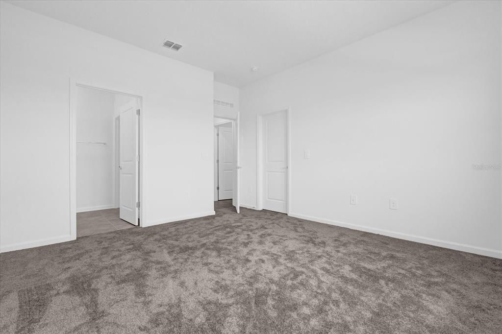 Activo con contrato: $2,950 (4 camas, 2 baños, 1992 Pies cuadrados)