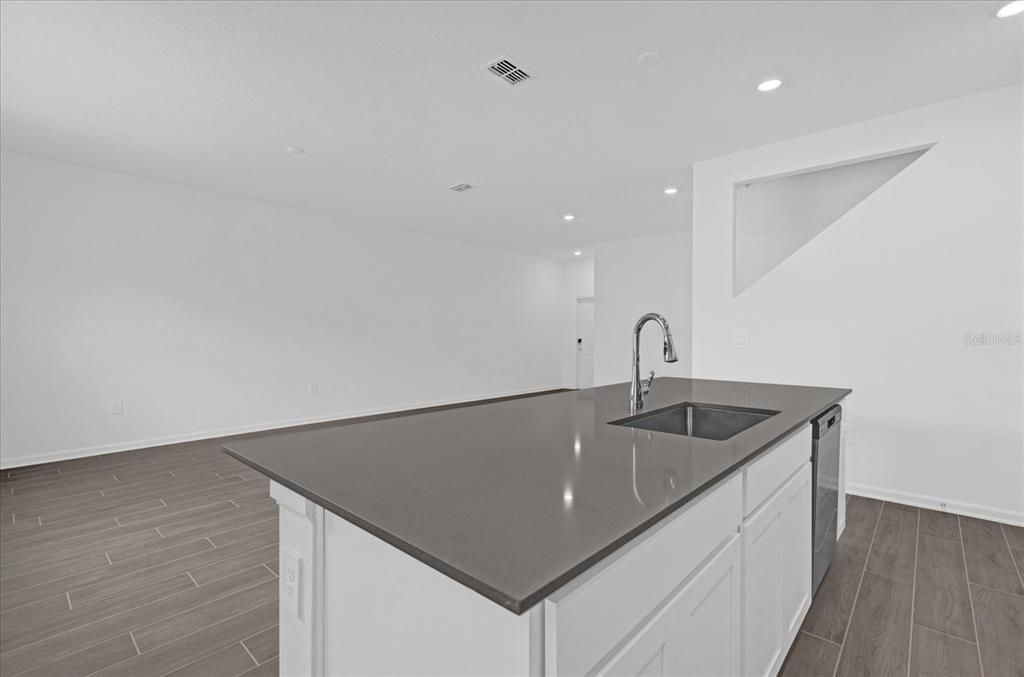 Activo con contrato: $2,950 (4 camas, 2 baños, 1992 Pies cuadrados)