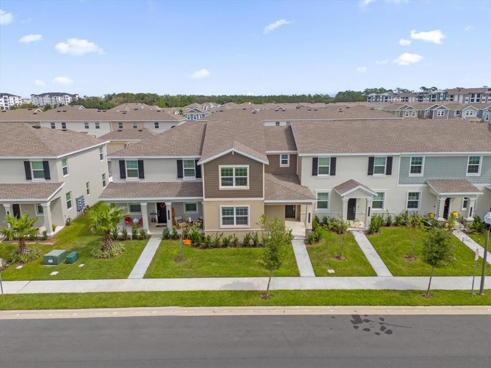 Activo con contrato: $2,950 (4 camas, 2 baños, 1992 Pies cuadrados)