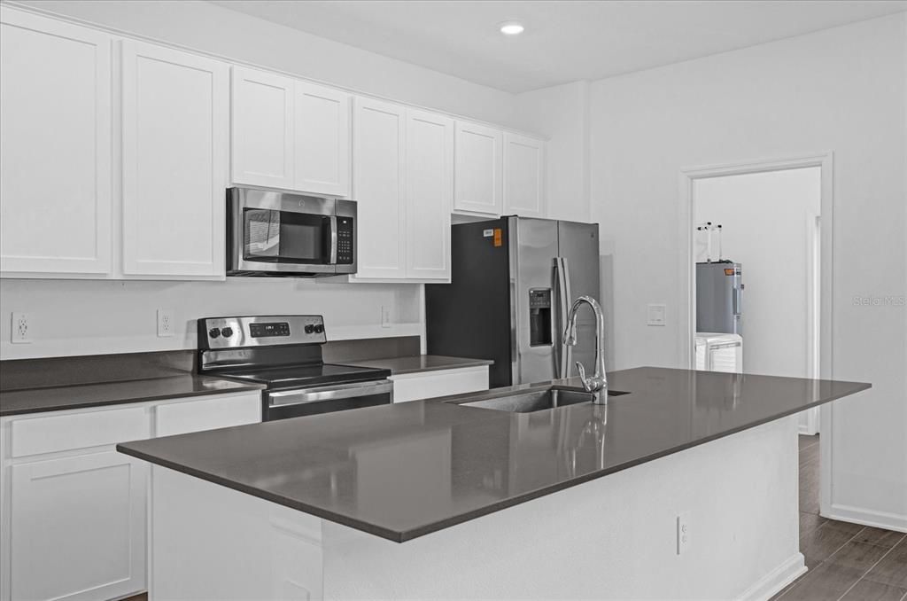 Activo con contrato: $2,950 (4 camas, 2 baños, 1992 Pies cuadrados)