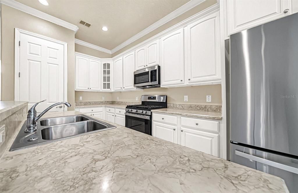 For Sale: $450,000 (3 beds, 2 baths, 2392 Square Feet)