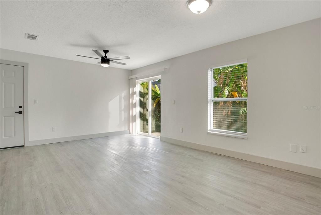 На продажу: $295,500 (4 спален, 2 ванн, 1432 Квадратных фут)