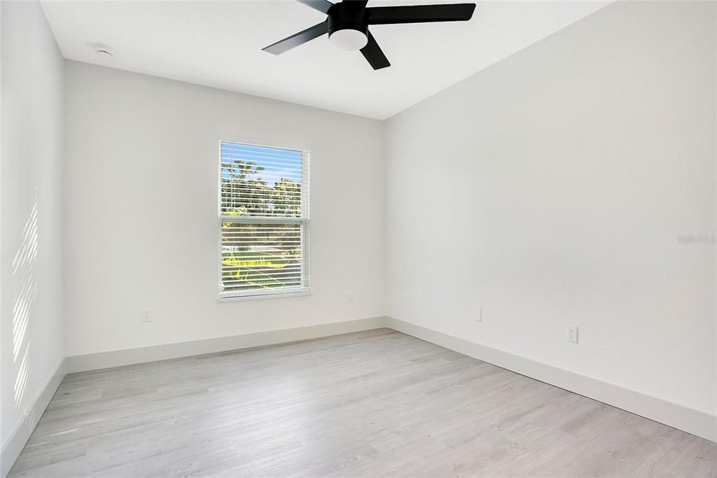 На продажу: $295,500 (4 спален, 2 ванн, 1432 Квадратных фут)