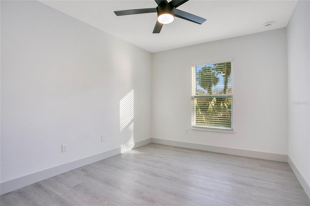 На продажу: $295,500 (4 спален, 2 ванн, 1432 Квадратных фут)