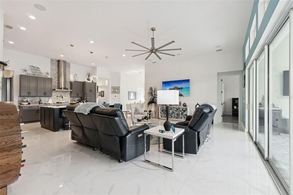 En Venta: $899,900 (4 camas, 3 baños, 2568 Pies cuadrados)