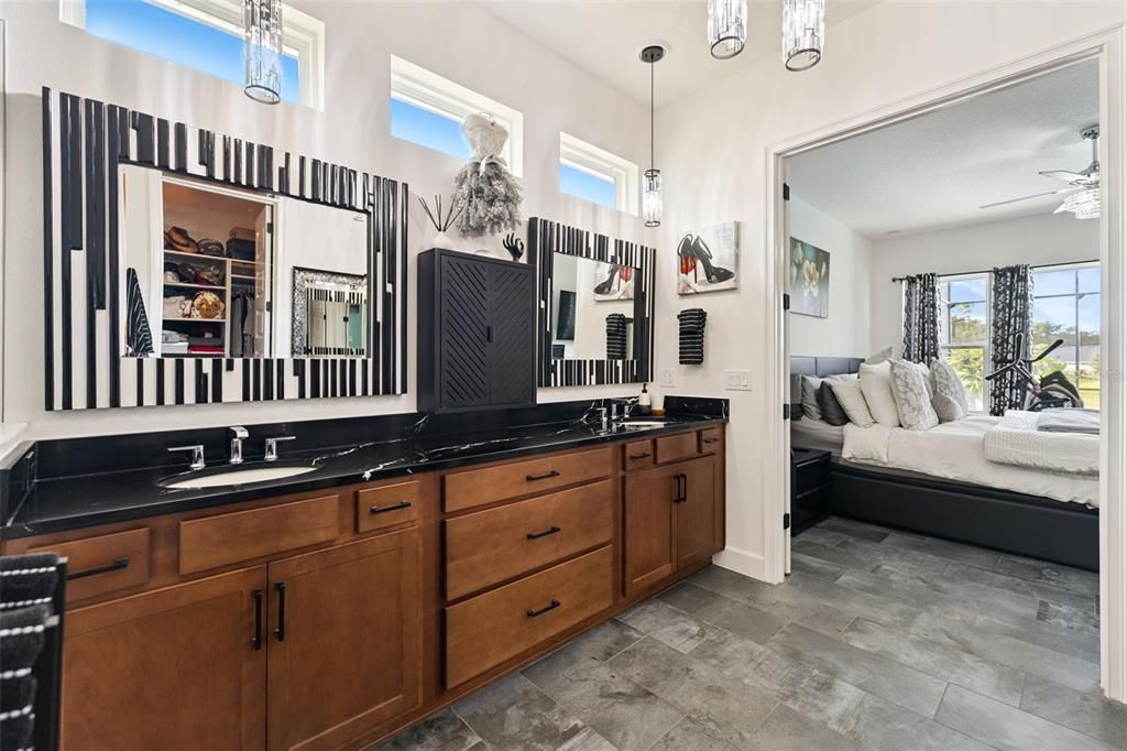 En Venta: $899,900 (4 camas, 3 baños, 2568 Pies cuadrados)